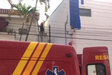 
			
				Pintor sofre descarga elétrica e tem 60% do corpo queimado
			
			