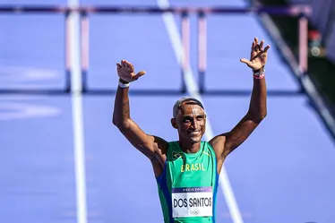 
			
				Piu fica em 3º na bateria, mas avança à final de 400 m com barreiras
			
			