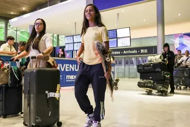 
			
				Rayssa Leal desembarca em Paris e é tietada por fãs estrangeiros
			
			