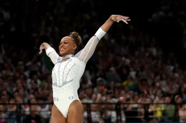 
			
				Rebeca Andrade leva prata no salto e iguala lendas olímpicas brasileiras
			
			