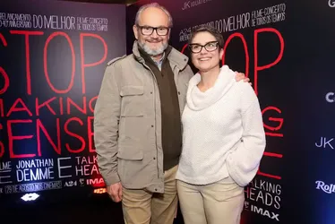 
			
				Sandra Annenberg e o marido posam abraçados em première
			
			