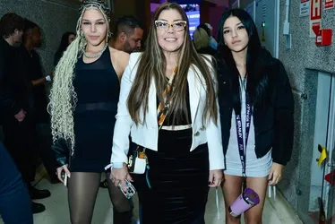 
			
				Simony faz aparição rara com as filhas e fala de 'pé no freio' após câncer
			
			