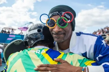 
			
				Skatista brasileiro Japinha cumprimenta Snoop Dog em Paris
			
			