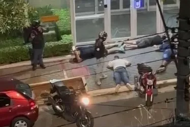 
			
				Suspeitos fazem reféns deitar no chão em assalto na zona leste de São Paulo
			
			