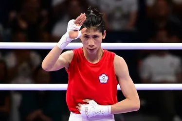 
			
				Taiwanesa envolvida em polêmica de gênero garante medalha no boxe
			
			