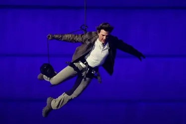 
			
				Tom Cruise salta do teto do estádio e rouba a cena no encerramento das Olimpíadas
			
			