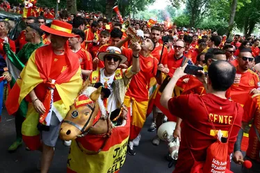 
			
				Torcedores de Espanha e Inglaterra tomam as ruas antes da final da Euro
			
			