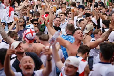
			
				Torcedores de Espanha e Inglaterra tomam as ruas antes da final da Euro
			
			