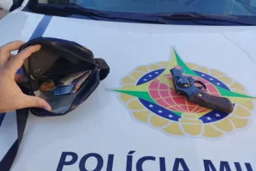 
			
				Traficante é morto em telhado de casa após troca de tiros com PM
			
			