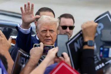 
			
				Trump quer transferir processo a tribunal federal e adiar sentença
			
			