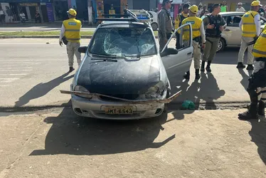 
				Veículo na contramão atropela três pessoas após atingir moto e invadir quitandaria
			
			
