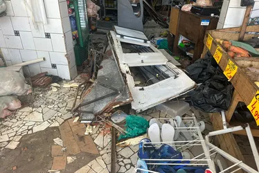 
				Veículo na contramão atropela três pessoas após atingir moto e invadir quitandaria
			
			