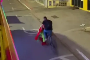 
			
				Vídeo: Fofão, da Carreta Furacão, dá mortal de marquise e é atropelado
			
			