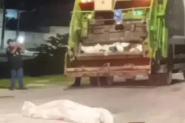 
			
				Vídeo: veja momento em que gari cai de lateral de caminhão e é atropelado
			
			