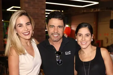 
			
				Zezé Di Camargo vai à festa de neto em São Paulo e posa com as filhas
			
			