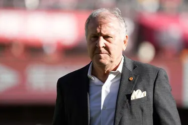 
			
				Zico é assaltado em Paris e tem prejuízo de R$ 3 milhões
			
			