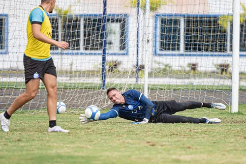 
				CSA fecha com novo goleiro e acerta saída do volante Pedro Favela
			
			