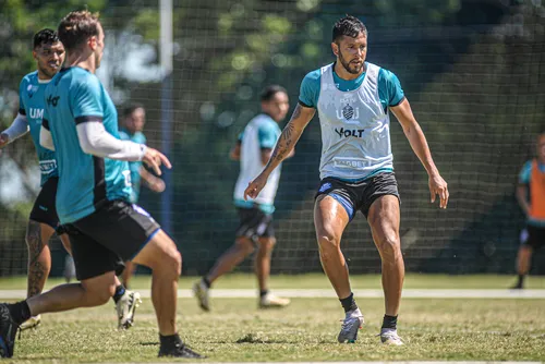 
				CSA fecha com novo goleiro e acerta saída do volante Pedro Favela
			
			