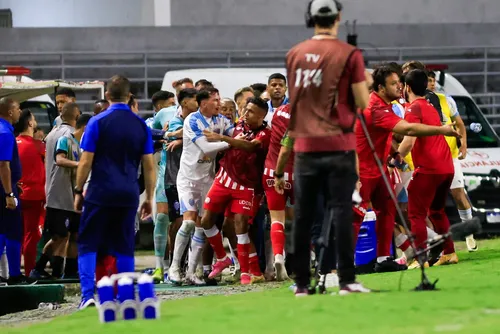 
				CSA fica no empate com o Náutico e deixa a zona de rebaixamento da Série C: 2 a 2
			
			