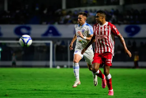
				CSA fica no empate com o Náutico e deixa a zona de rebaixamento da Série C: 2 a 2
			
			