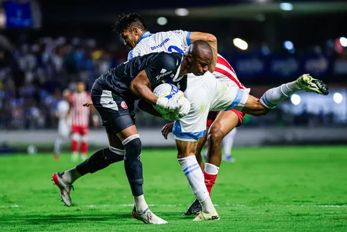 
				CSA fica no empate com o Náutico e deixa a zona de rebaixamento da Série C: 2 a 2
			
			