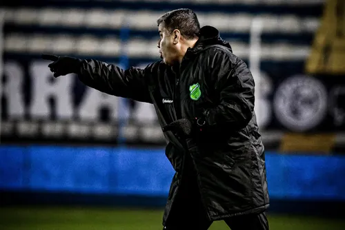 
				CSA recebe Floresta, no Rei Pelé, com casa cheia e sonho por arrancada rumo ao G8
			
			