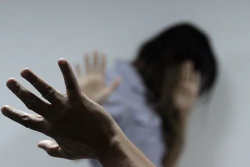 
				Homem é preso suspeito de agredir ex-companheira e ameaçar 'abrir' a cabeça dela
			
			