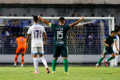 
				Com Rei Pelé lotado, CSA perde para Floresta e tem sequência de vitórias quebrada
			
			