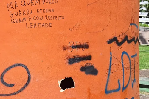 
				Escultura 'O Beijo' na Jatiúca é alvo de vandalismo e será restaurada
			
			