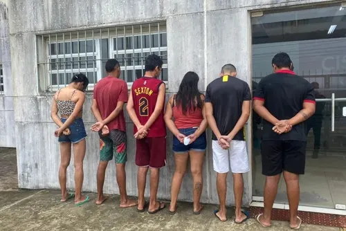 
				Justiça solta avó e decreta prisão preventiva de 5 por sexo em live na frente de criança
			
			