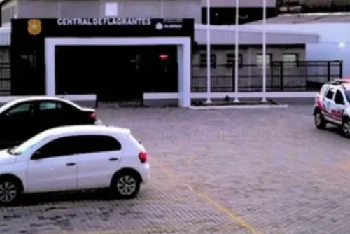 
				Um dia após sair do presídio, homem é preso por ameaçar passageiros na rodoviária de Maceió
			
			