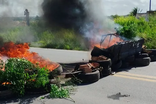 
				Moradores fecham BR-101 em protesto contra a falta de estrutura em vias: 'tudo alagado'
			
			