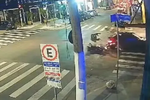 
				Procurador fura sinal, derruba motociclista e foge arrastando moto
			
			