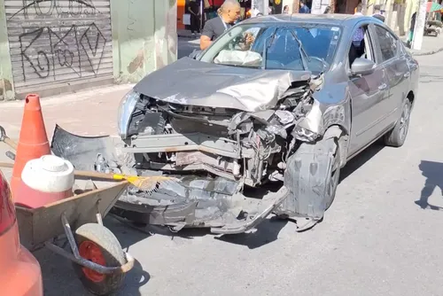 
				Veículo descaracterizado da Polícia Científica se envolve em acidente no centro de Maceió
			
			