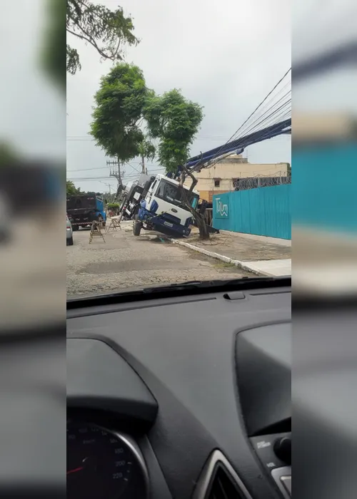 
				Caminhão tomba e fica inclinado por cima de fios de poste na Jatiúca
			
			