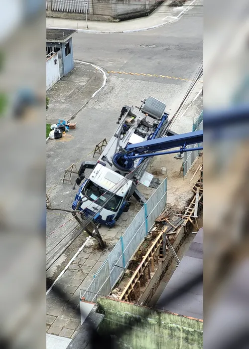 
				Caminhão tomba e fica inclinado por cima de fios de poste na Jatiúca
			
			