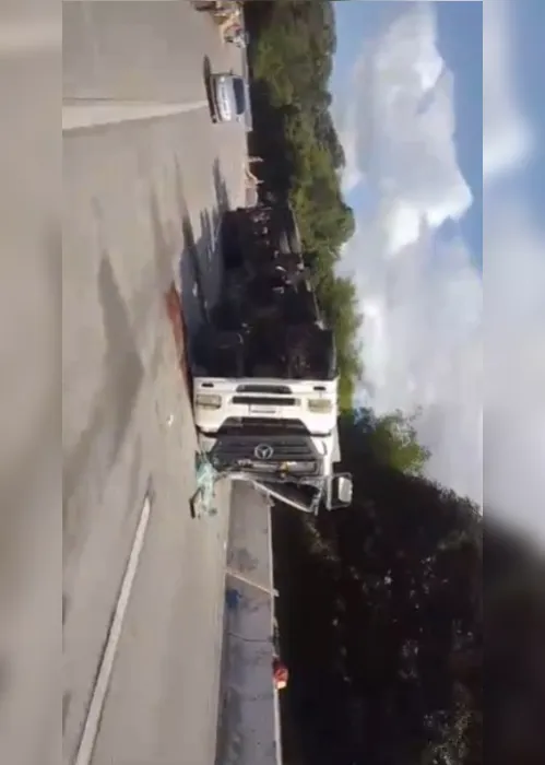 
			
				Caminhão tomba e interdita parte de rodovia na cidade de Messias
			
			