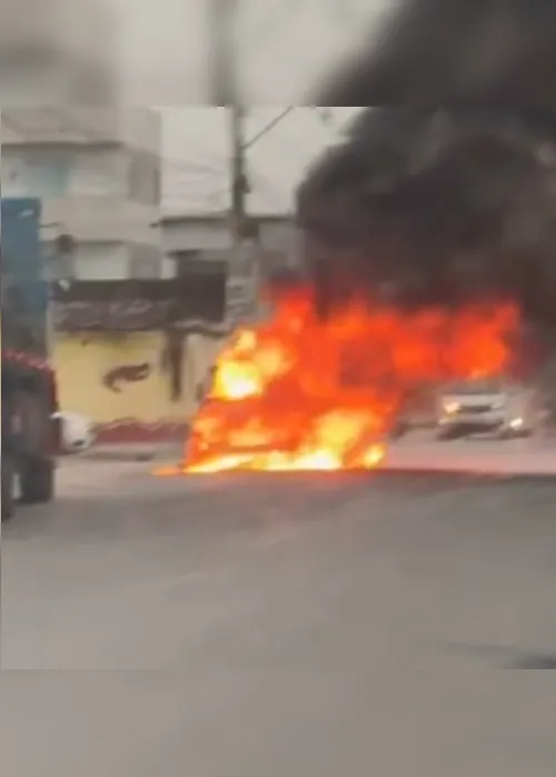 
				Carro pega fogo no Village Campestre; bombeiros foram acionados
			
			