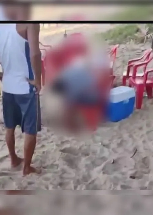
			
				Dupla é suspeita de matar homem a tiros após discussão com mulher em bar
			
			