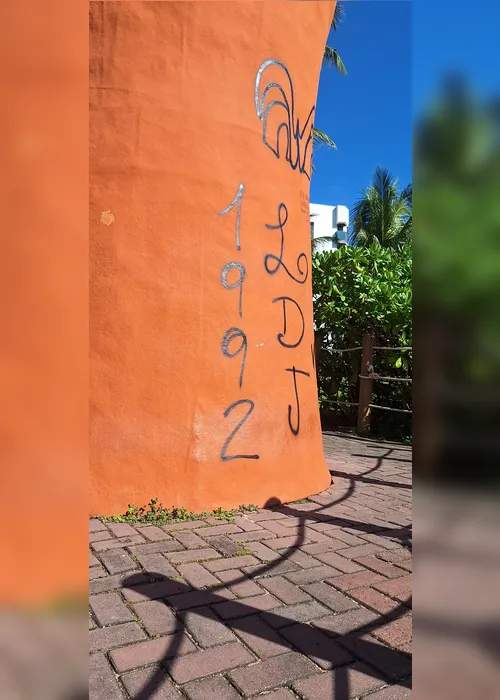 
				Escultura 'O Beijo' na Jatiúca é alvo de vandalismo e será restaurada
			
			