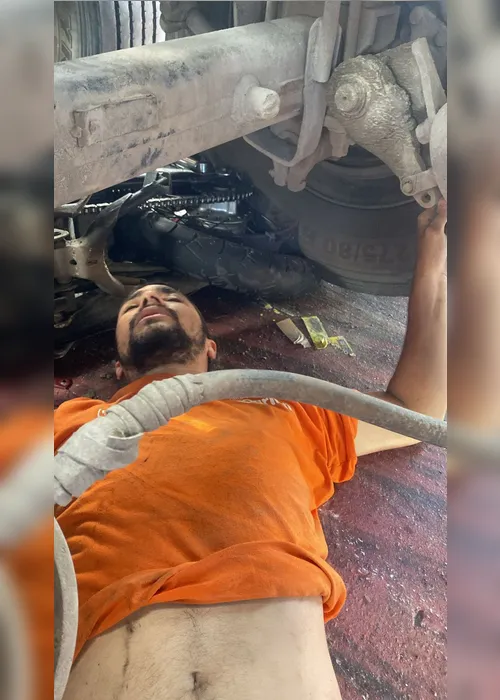 
				Motociclista é arrastado e fica preso às ferragens embaixo de caminhão
			
			