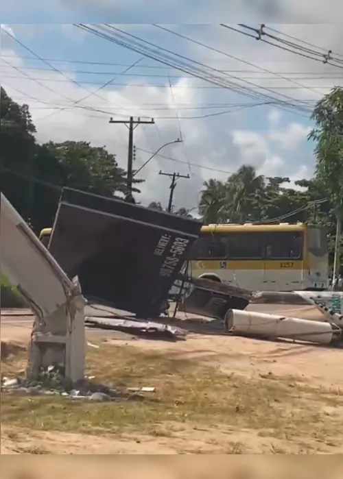 
			
				Motociclista é atingida por placa de outdoor derrubada por poste após acidente
			
			