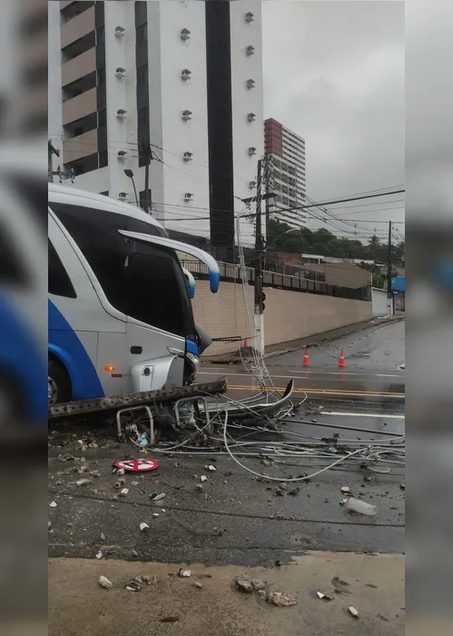 

					Ônibus de Teotônio bate em poste e derruba fiação; passageiros são mantidos no veículo

				