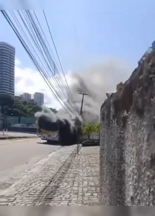 
				Ônibus do transporte urbano de Maceió pega fogo e mobiliza Corpo de Bombeiros
			
			