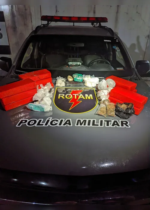 
				PM acha 12kg de drogas enterrados em sítio no Jardim Petrópolis, em Maceió
			
			