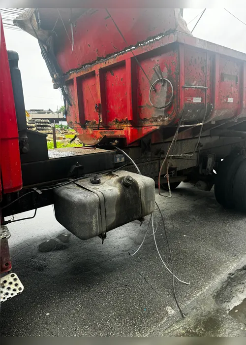 
				Vídeo: motorista fica preso em cabine após caminhão derrubar fios de energia em Jaraguá
			
			
