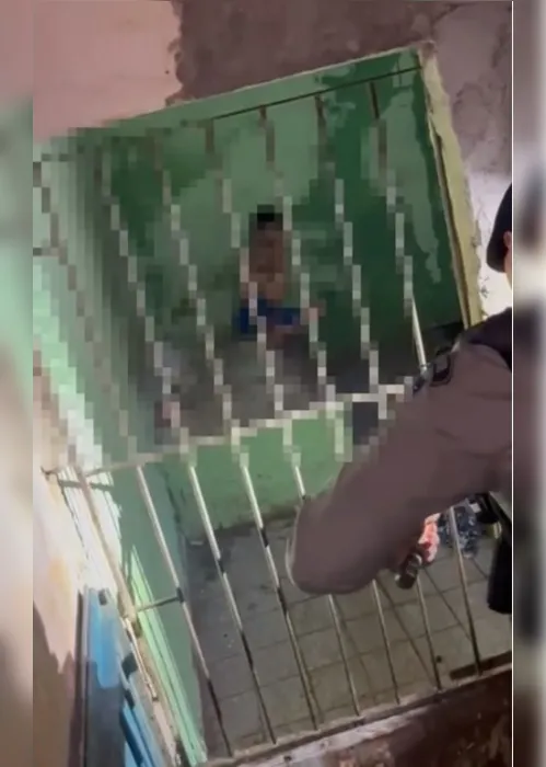 
				Vídeos mostram“calabouço” onde jovem era mantido em cárcere privado por mãe e padrasto
			
			