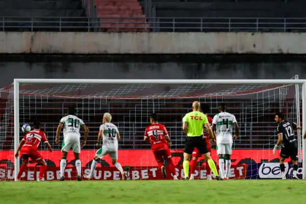 <br /> <br />CRB vence o Coritiba, de virada, mas segue na 17ª colocação na Série B: 2x1<br /><br />