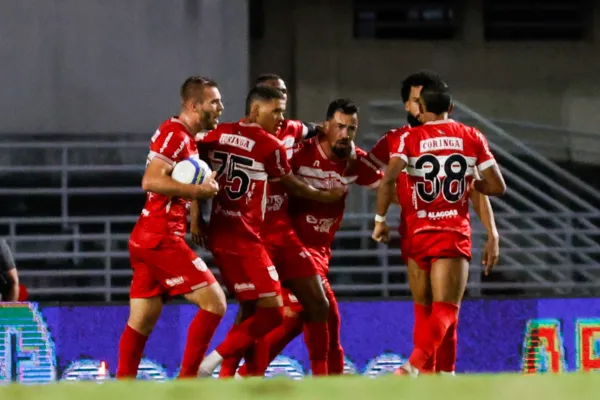  CRB vence o Coritiba, de virada, mas segue na 17ª colocação na Série B: 2x1 