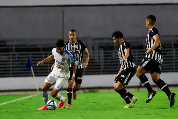   				  					CSA vence Figueirense e deixa a zona de rebaixamento da Série C: 3 a 1  				  				